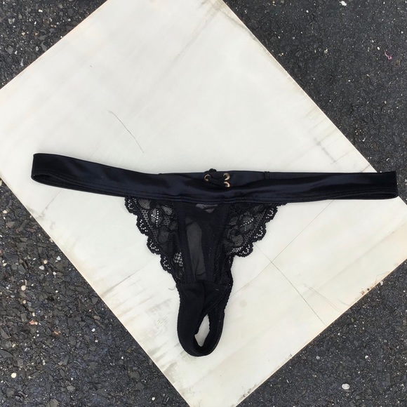 Victoria Secret black lace bra 2 thongs and garter - Picture 10 of 13